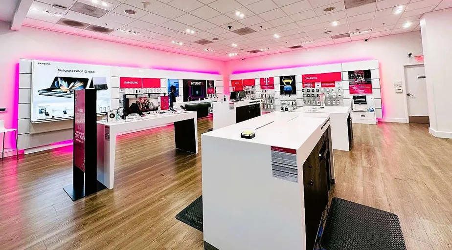 Foto del interior de la tienda T-Mobile en Oakridge Mall, San Jose, CA