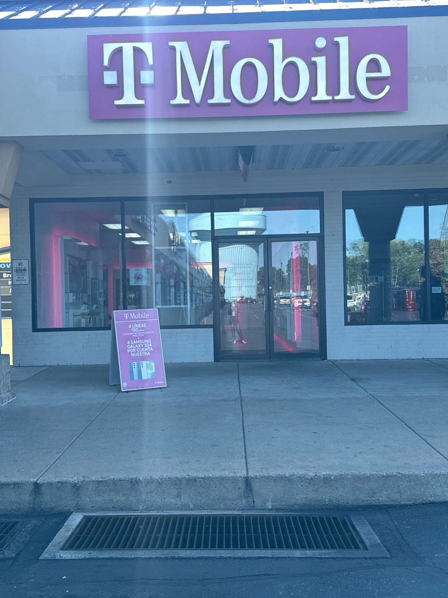 Exterior photo of T-Mobile Store at Manor Shopping Center, Lancaster, PA