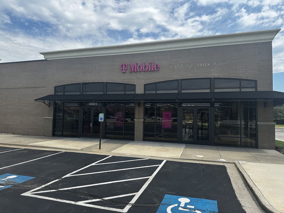 Exterior photo of T-Mobile Store at Town Center Plaza, Leawood, KS