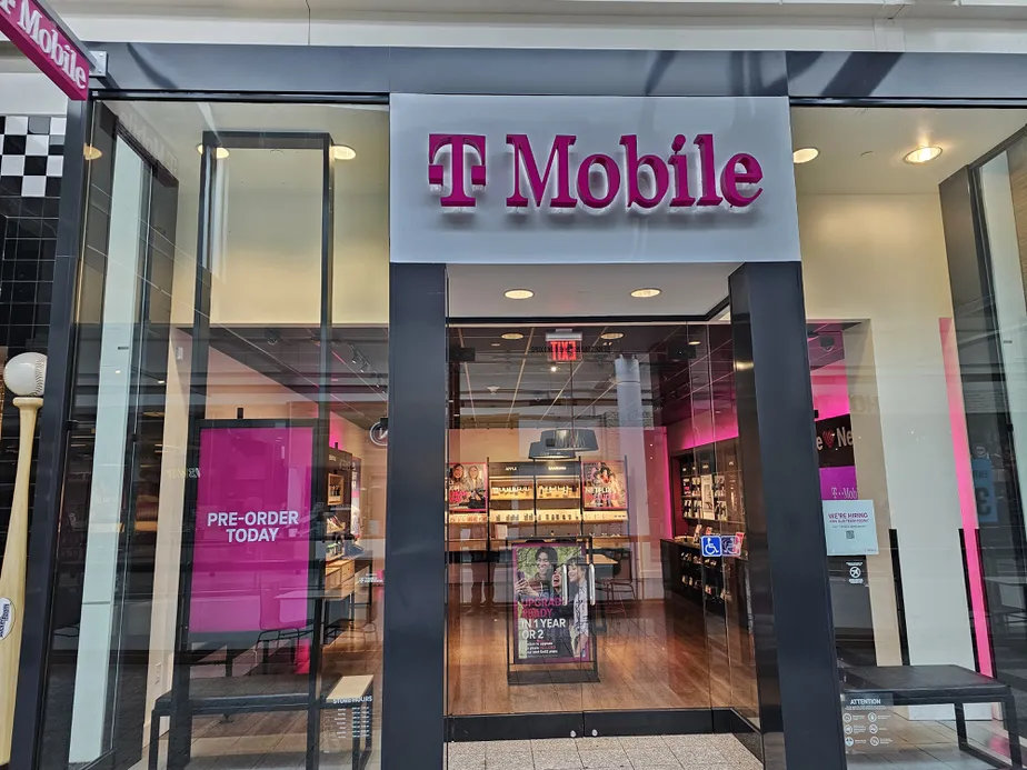  Exterior photo of T-Mobile Store at Galleria At Sunset, Henderson, NV 