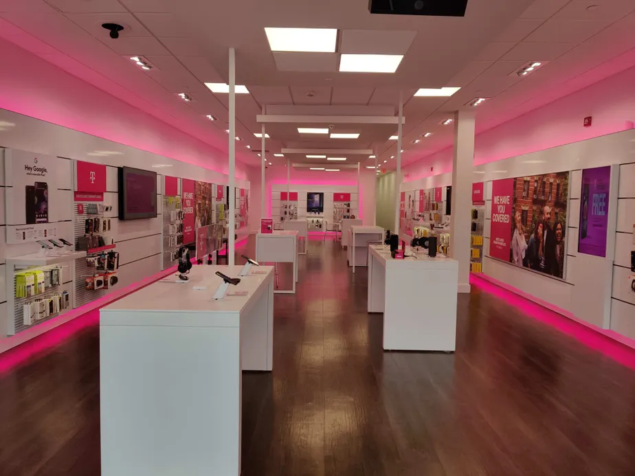 Foto del interior de la tienda T-Mobile en SW Wanamaker & SW 21st St, Topeka, KS