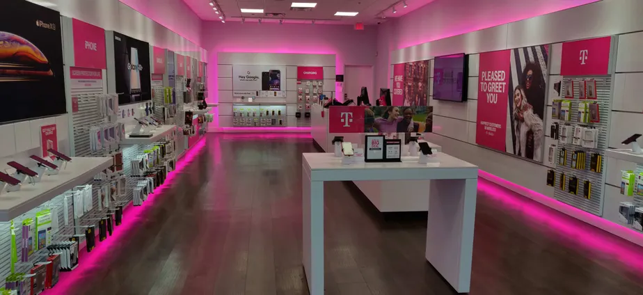 Foto del interior de la tienda T-Mobile en Central Mall 7, Fort Smith, AR