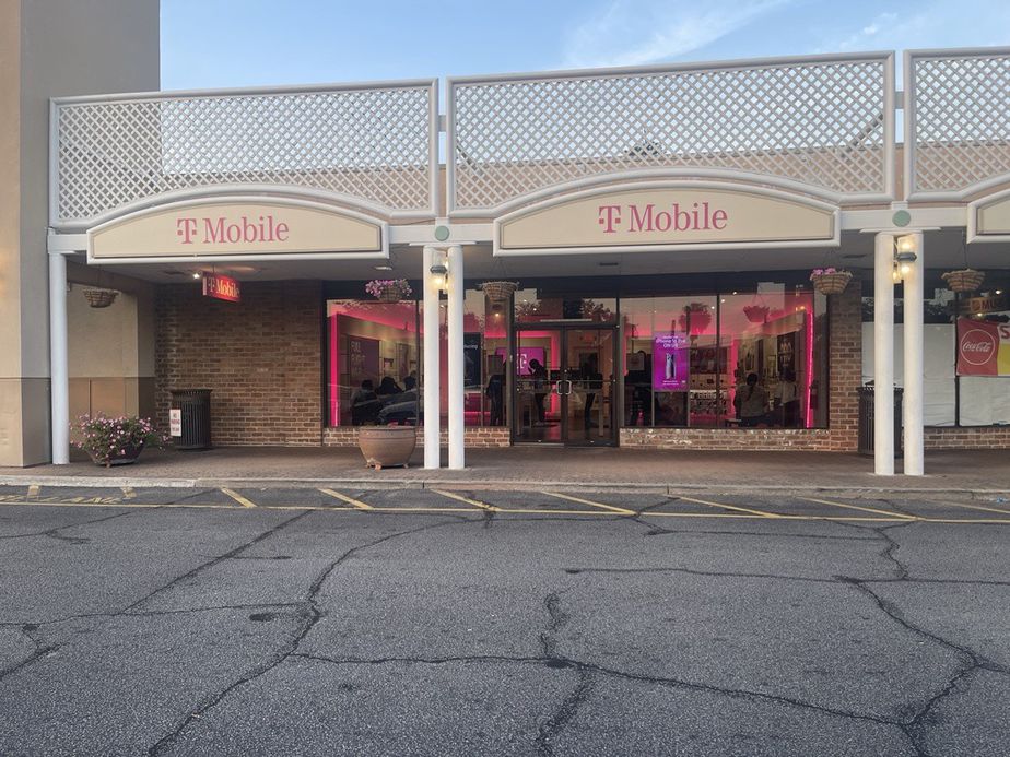 Exterior photo of T-Mobile Store at E Victory Dr & Skidaway Rd, Savannah, GA