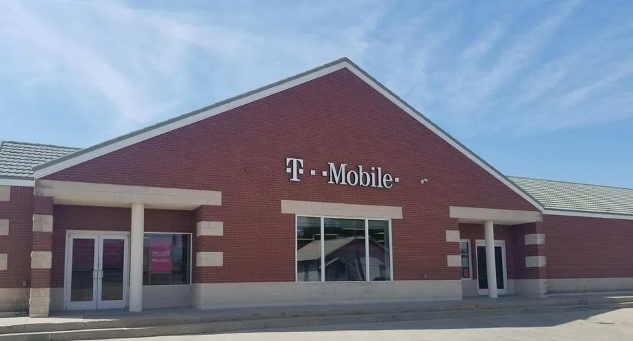 Exterior photo of T-Mobile store at Gregg Street & Fm 700, Big Spring, TX