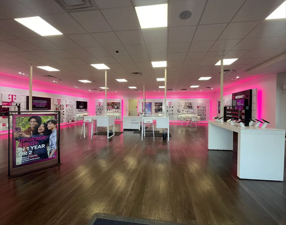 Foto del interior de la tienda T-Mobile en St Michaels, Santa Fe, NM