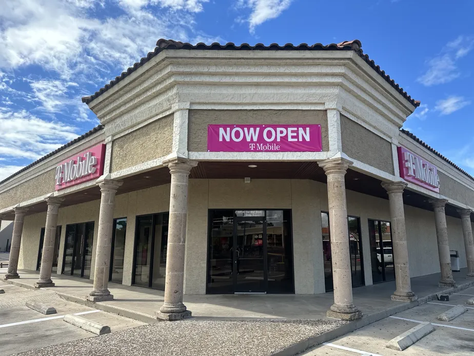 Exterior photo of T-Mobile Store at Del Mar Plaza, Laredo, TX
