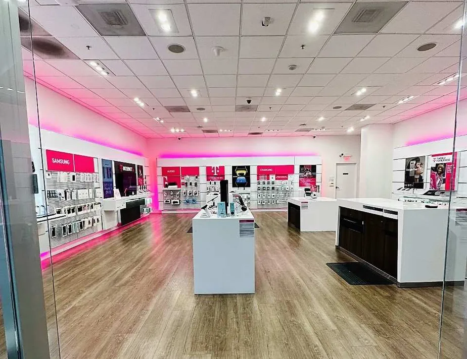 Foto del interior de la tienda T-Mobile en Oakridge Mall, San Jose, CA