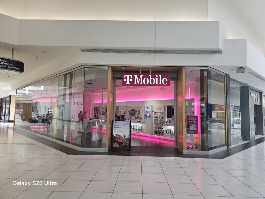 Exterior photo of T-Mobile Store at Woodfield Mall, Schaumburg, IL