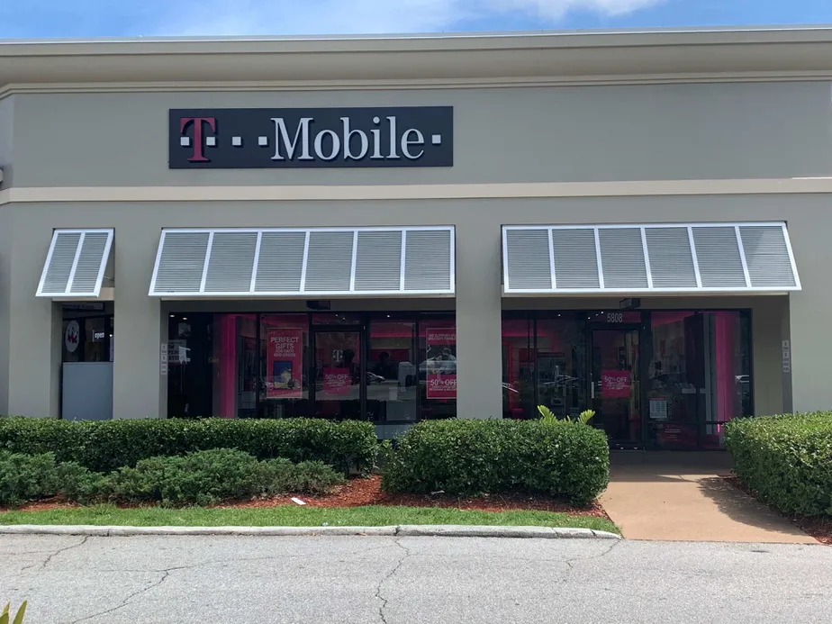 Exterior photo of T-Mobile store at Bee Ridge Rd & Cattleman Rd, Sarasota, FL