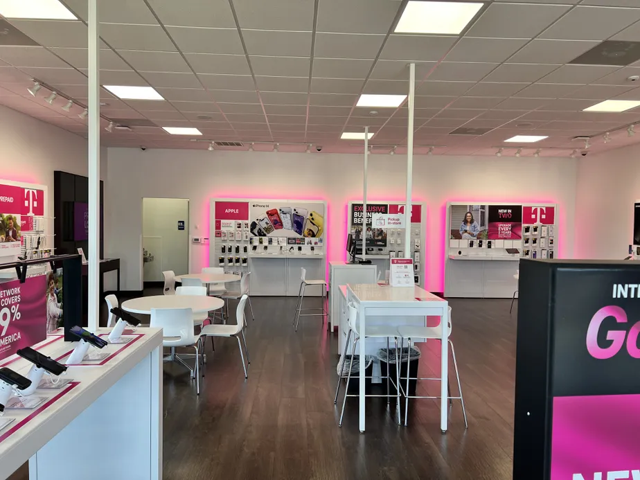 Foto del interior de la tienda T-Mobile en W Spring St & MLK, Monroe, GA