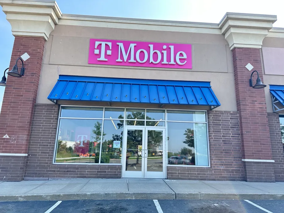 Exterior photo of T-Mobile Store at Route 440 & New Hook Rd, Bayonne, NJ