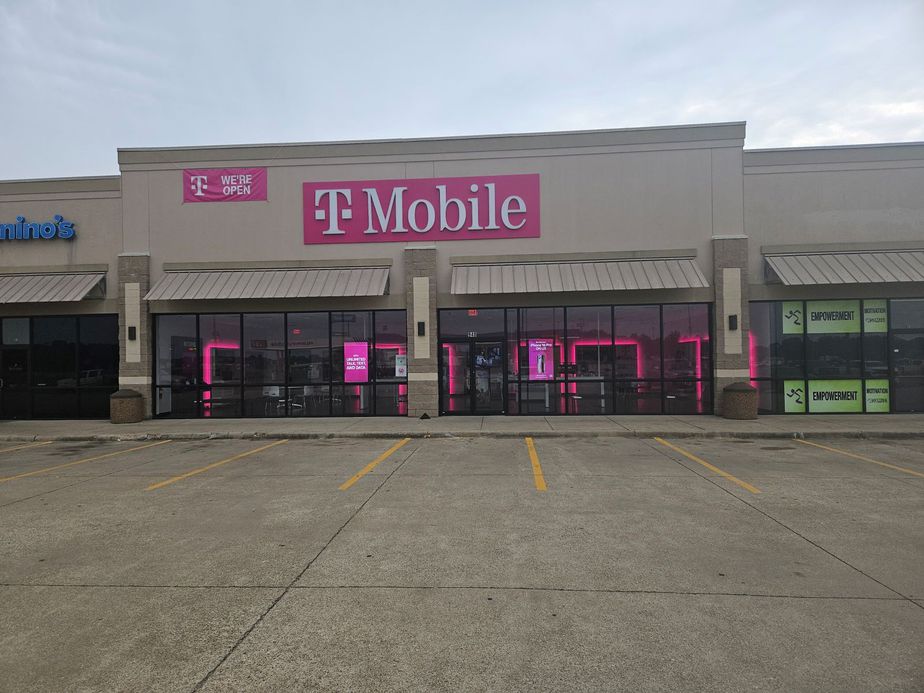 Exterior photo of T-Mobile Store at James Bowie & Davey Crockett, New Boston, TX