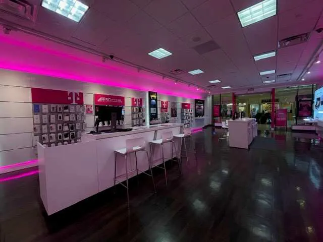 Foto del interior de la tienda T-Mobile en The Shops At Mission Viejo, Mission Viejo, CA