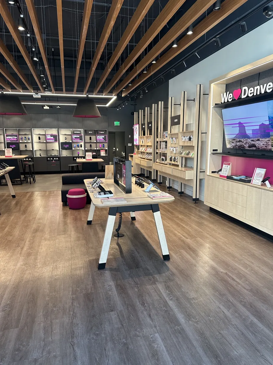 Foto del interior de la tienda T-Mobile en 16th & Market, Denver, CO