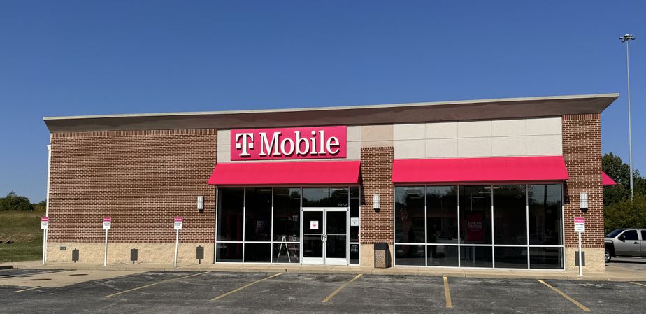 Exterior photo of T-Mobile Store at Jill St & Brenwood St, Berea, KY