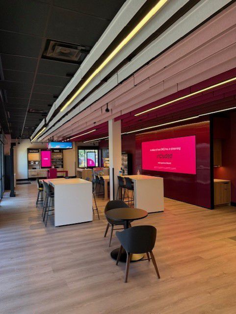 Foto del interior de la tienda T-Mobile en Rainbow & Lake Mead, Las Vegas, NV