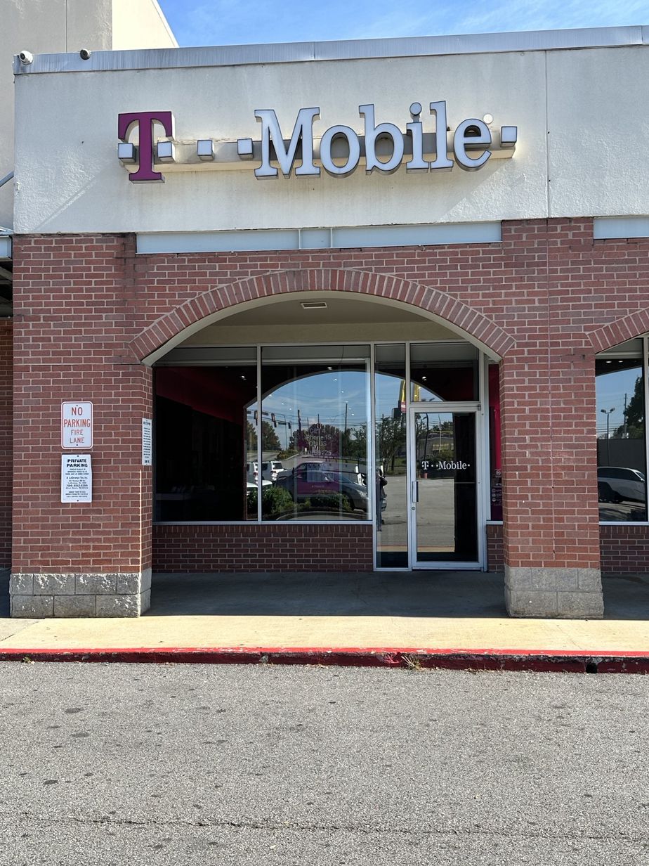 Exterior photo of T-Mobile Store at LaGrange Plaza, LaGrange, GA