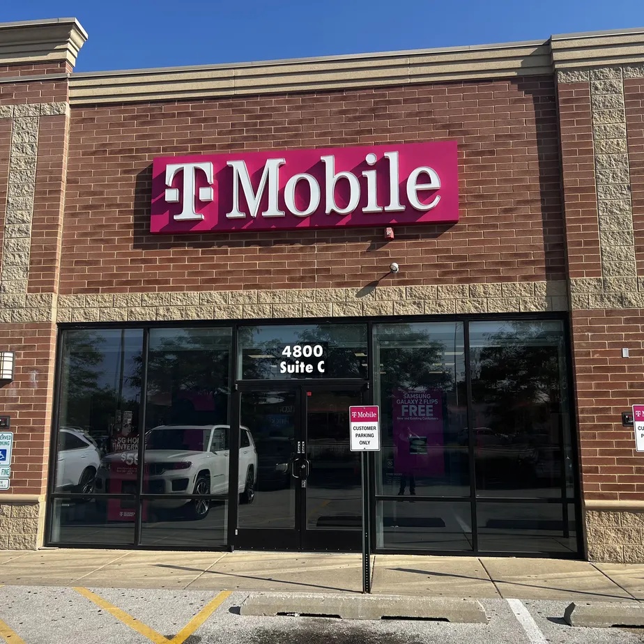 Exterior photo of T-Mobile Store at Lincoln Hwy & Cicero, Matteson, IL