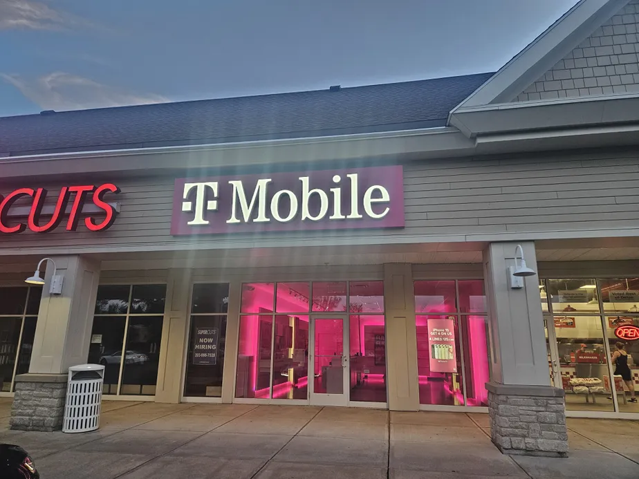  Exterior photo of T-Mobile Store at Spencer Plain Rd & Boston Post Rd, Old Saybrook, CT 