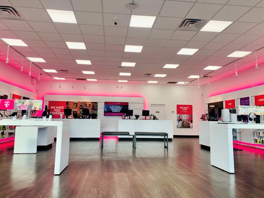 Foto del interior de la tienda T-Mobile en Georgia Ave NW & Underwood St NW, Washington, DC