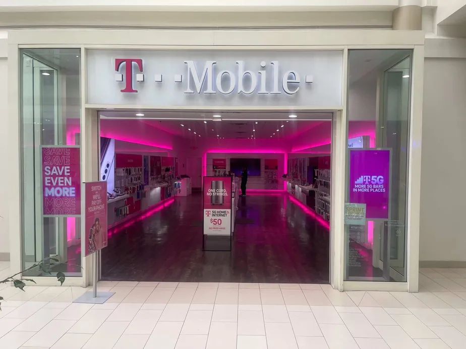 Foto del exterior de la tienda T-Mobile en Poughkeepsie Galleria, Poughkeepsie, NY
