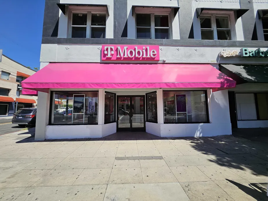 Exterior photo of T-Mobile Store at Broadway & 24th, Los Angeles, CA