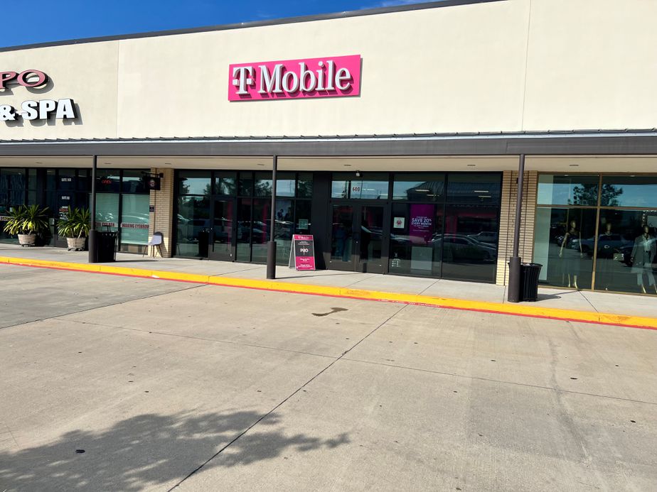 Exterior photo of T-Mobile Store at E 70th St & Fern Ave, Shreveport, LA