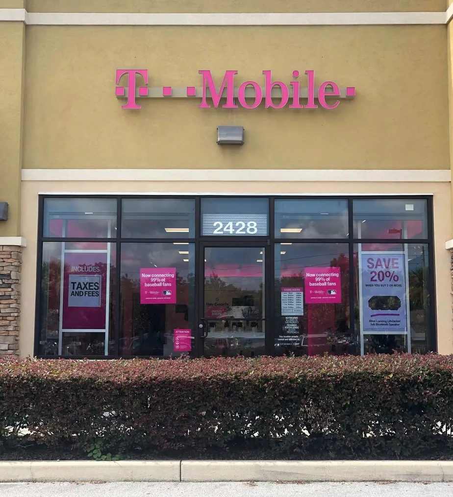 Foto del exterior de la tienda T-Mobile en Heritage Oaks Path & Norvell Bryant, Citrus Hills, FL