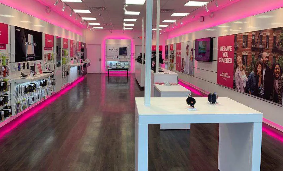 Foto del interior de la tienda T-Mobile en W Chester Pk & S Newtown St Rd, Newtown Square, PA