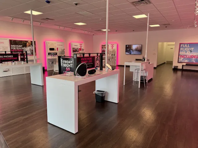 Interior photo of T-Mobile Store at Thacker Ave & Applebee Way, Covington, VA 