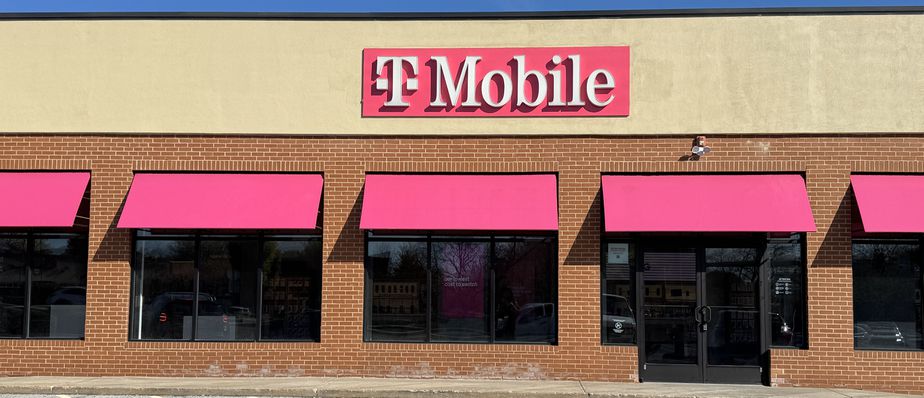 Exterior photo of T-Mobile Store at Baltimore Pike & Rt 420, Springfield, PA