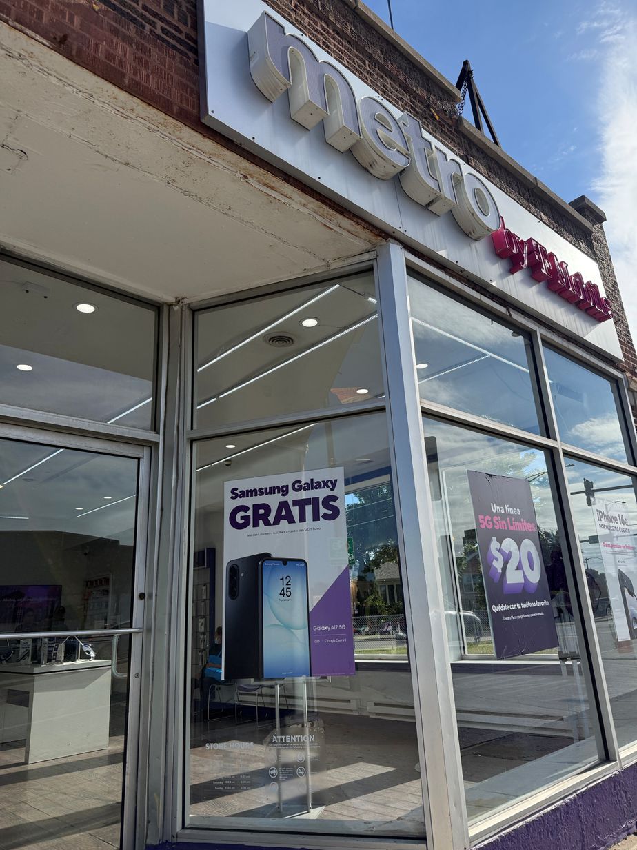 Metro by T-Mobile 3871 S Archer Ave - 3871 S Archer Ave 
