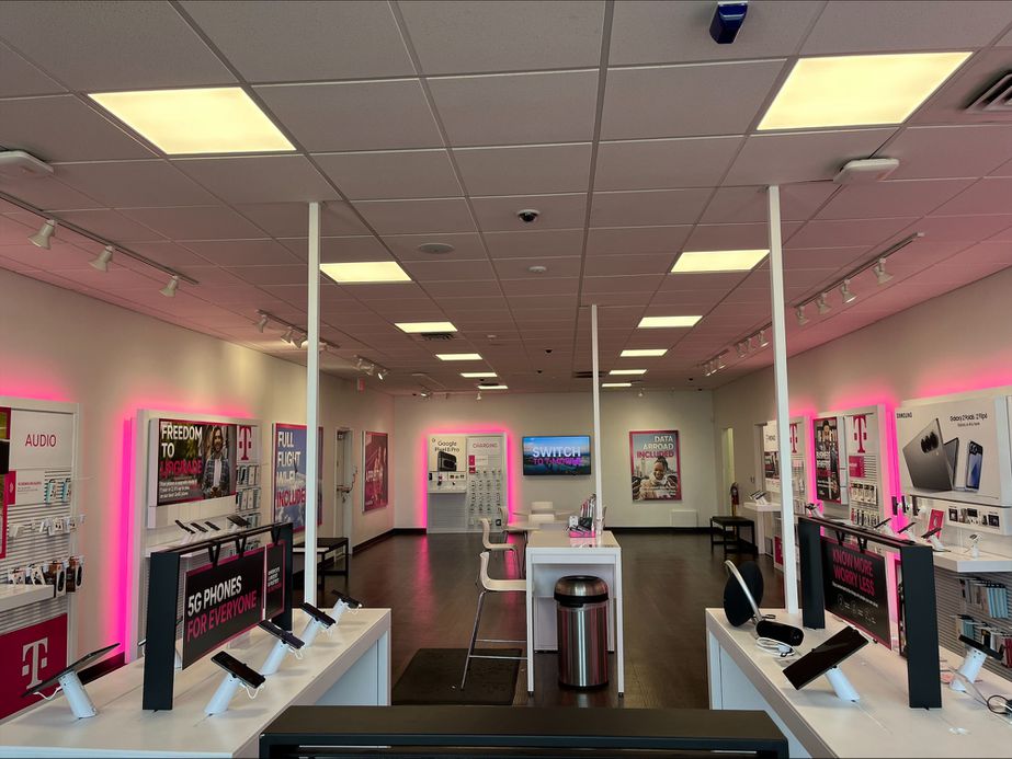 Interior photo of T-Mobile Store at Yakima Valley Hwy & Morgan Rd, Sunnyside, WA