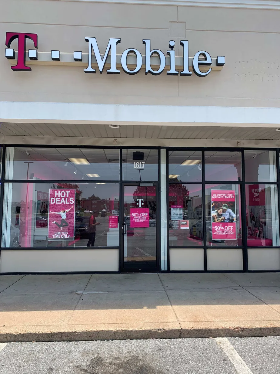 Foto del exterior de la tienda T-Mobile en Merritt Blvd & Westfield Rd 2, Dundalk, MD