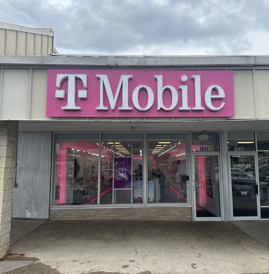 Exterior photo of T-Mobile Store at Stefko Blvd & Gresham St, Bethlehem, PA