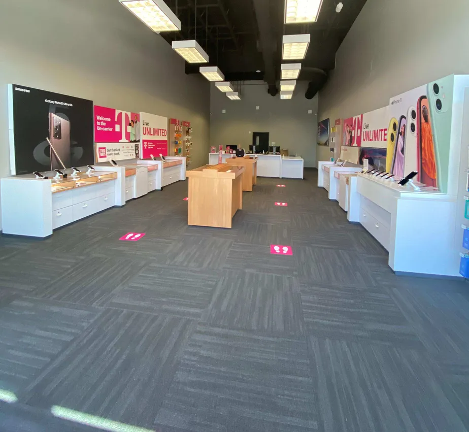 Foto del interior de la tienda T-Mobile en Green Acres Rd & N Delta Hwy, Eugene, OR