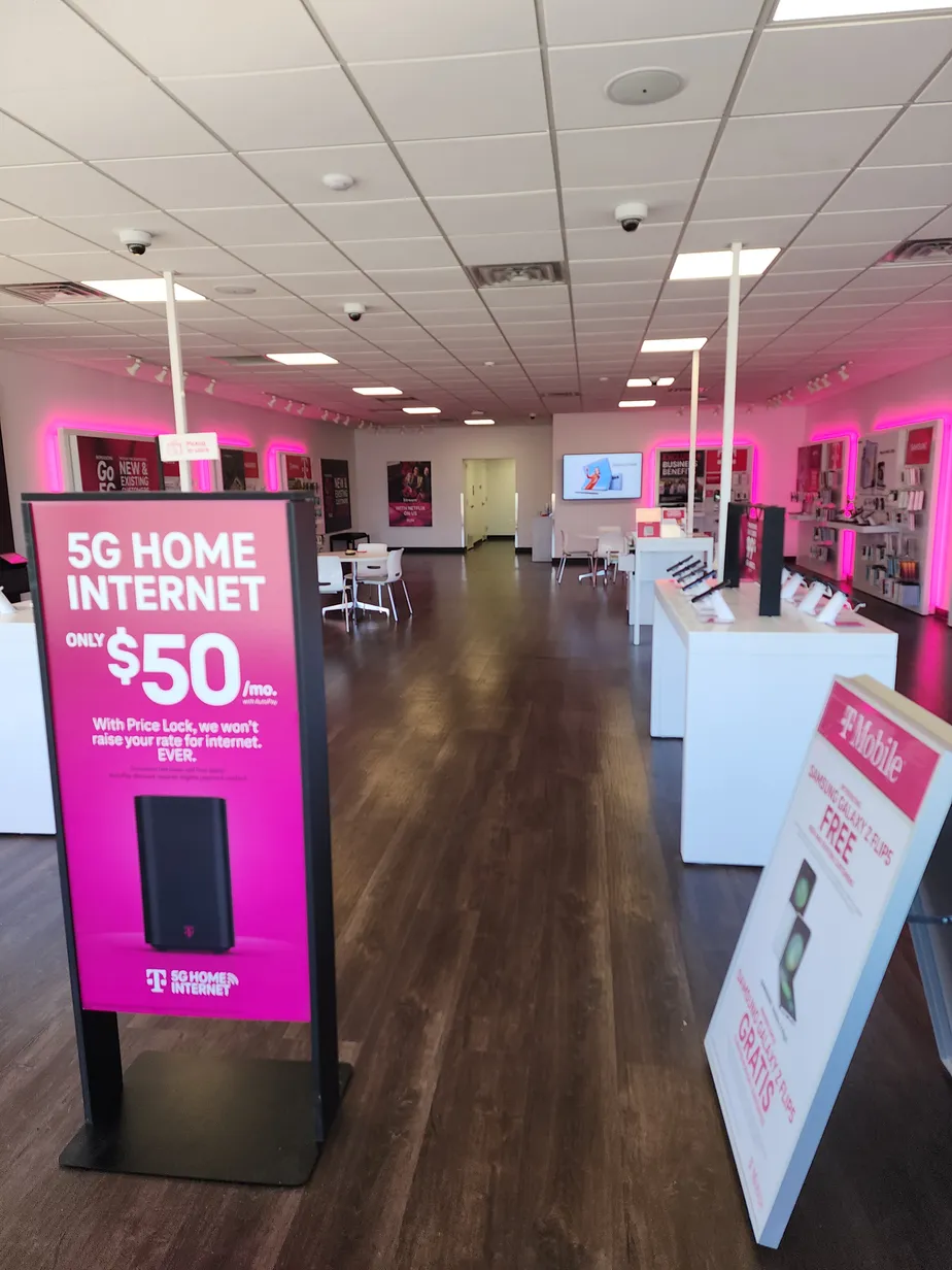 Foto del interior de la tienda T-Mobile en Loucks & Pennsylvania, York, PA
