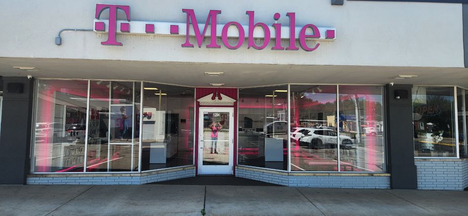 Exterior photo of T-Mobile Store at Vermillion St & 12th St, Hastings, MN