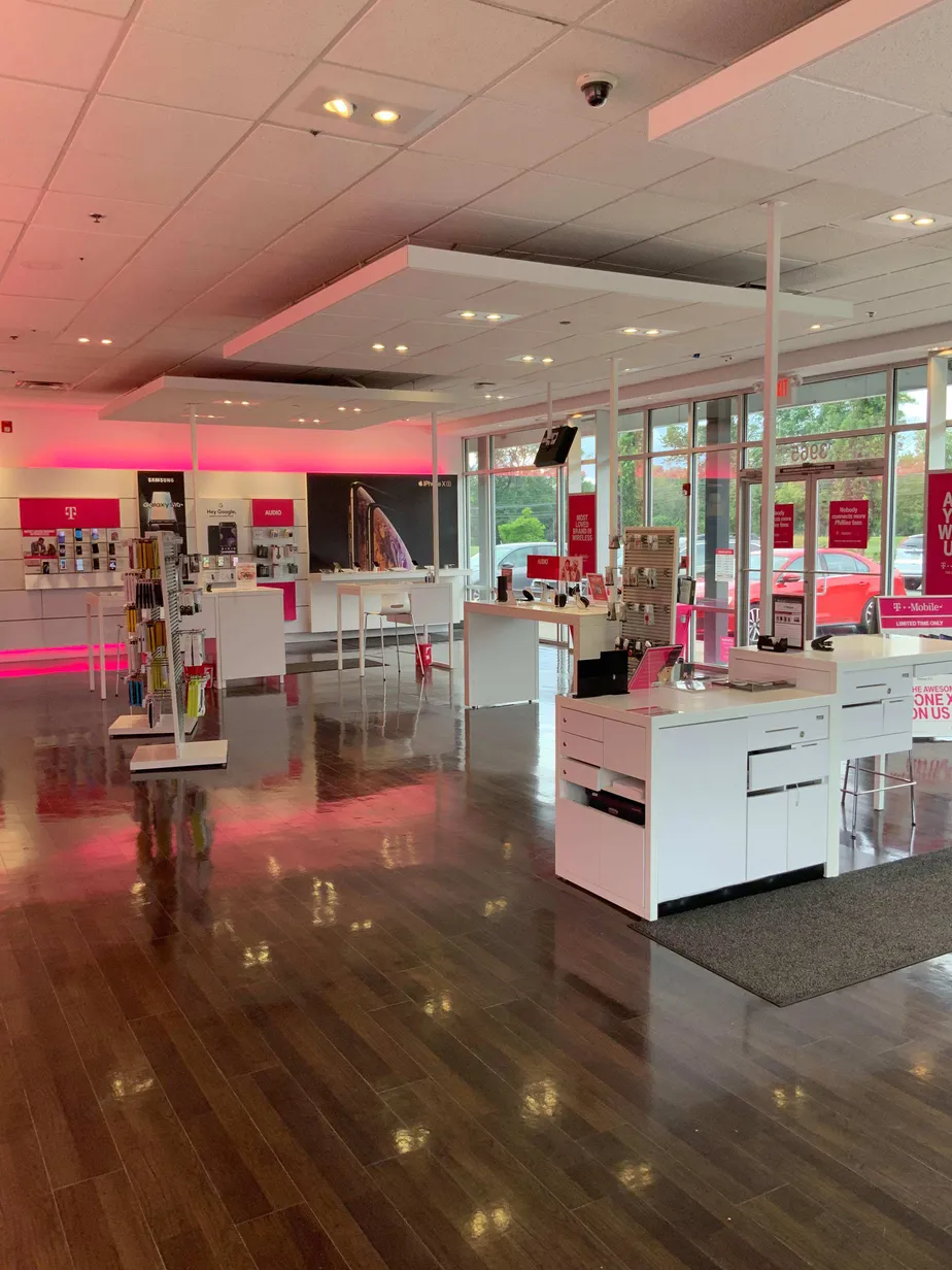  Interior photo of T-Mobile Store at Welsh & Blair Mill Rd., Willow Grove, PA 