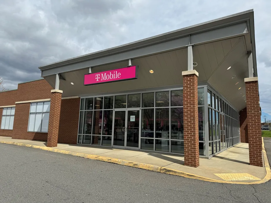  Exterior photo of T-Mobile Store at Seminole Trl & Greenbrier Dr, Charlottesville, VA 