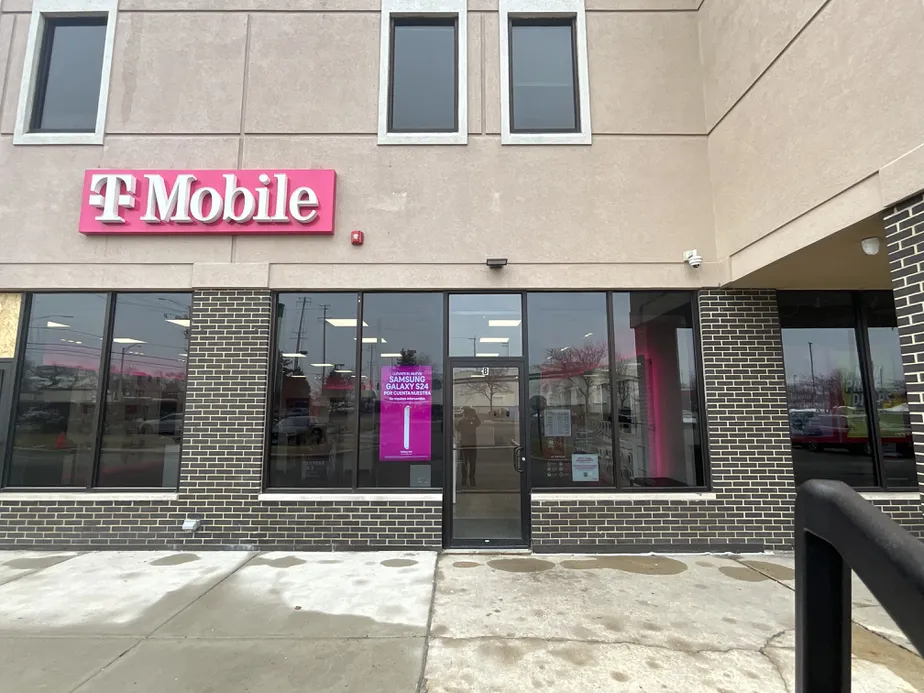  Exterior photo of T-Mobile Store at N Rand Rd & E Dundee Rd, Palatine, IL 