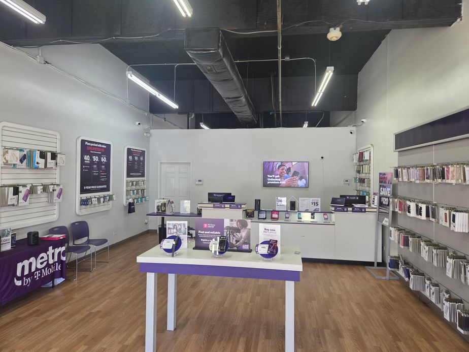 Metro by T-Mobile 565 N McLean Blvd - 565 N McLean Blvd 