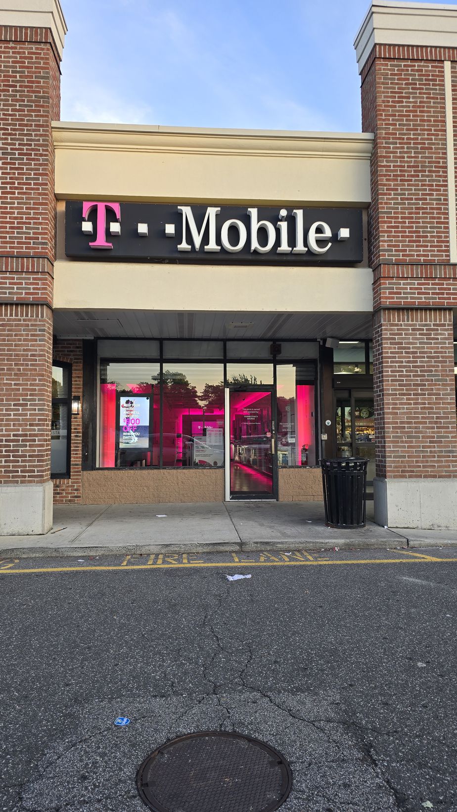 Exterior photo of T-Mobile Store at Jericho Tpke Commack, Commack, NY