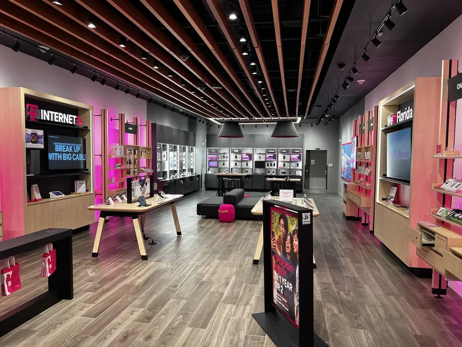 Foto del interior de la tienda T-Mobile en Town Center At Boca Raton, Boca Raton, FL