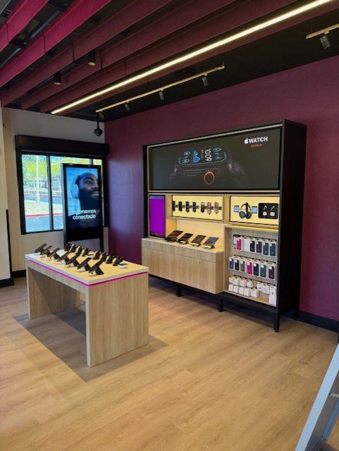 Foto del interior de la tienda T-Mobile en Rainbow & Lake Mead, Las Vegas, NV