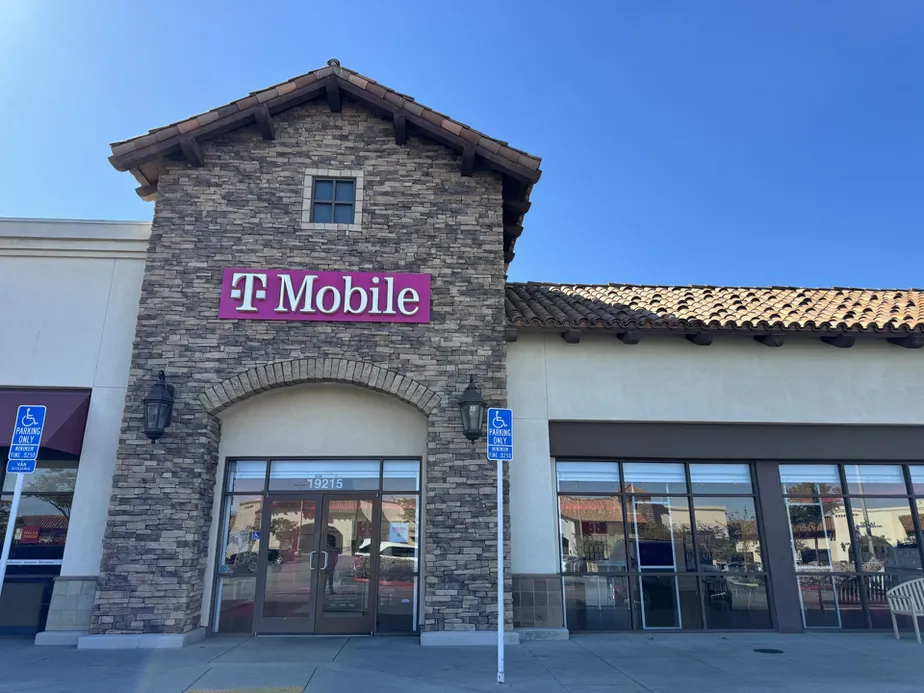 Foto del exterior de la tienda T-Mobile en The Plaza at Golden Valley, Santa Clarita, CA