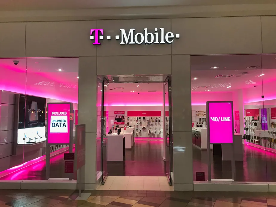 Exterior photo of T-Mobile store at Beachwood Mall 2, Beachwood, OH
