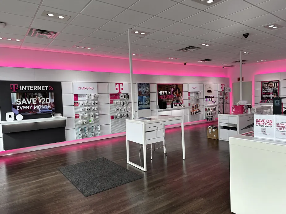  Interior photo of T-Mobile Store at Macdade Blvd & Oak Lane, Collingdale, PA 
