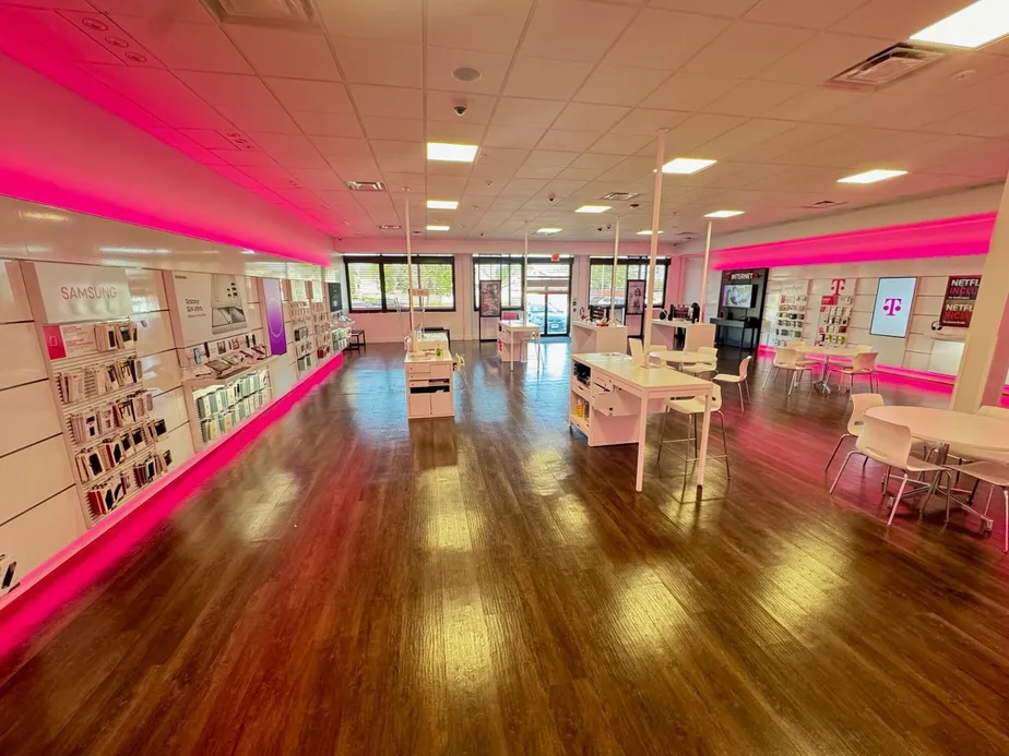  Interior photo of T-Mobile Store at 28th & Cicero, Cicero, IL 