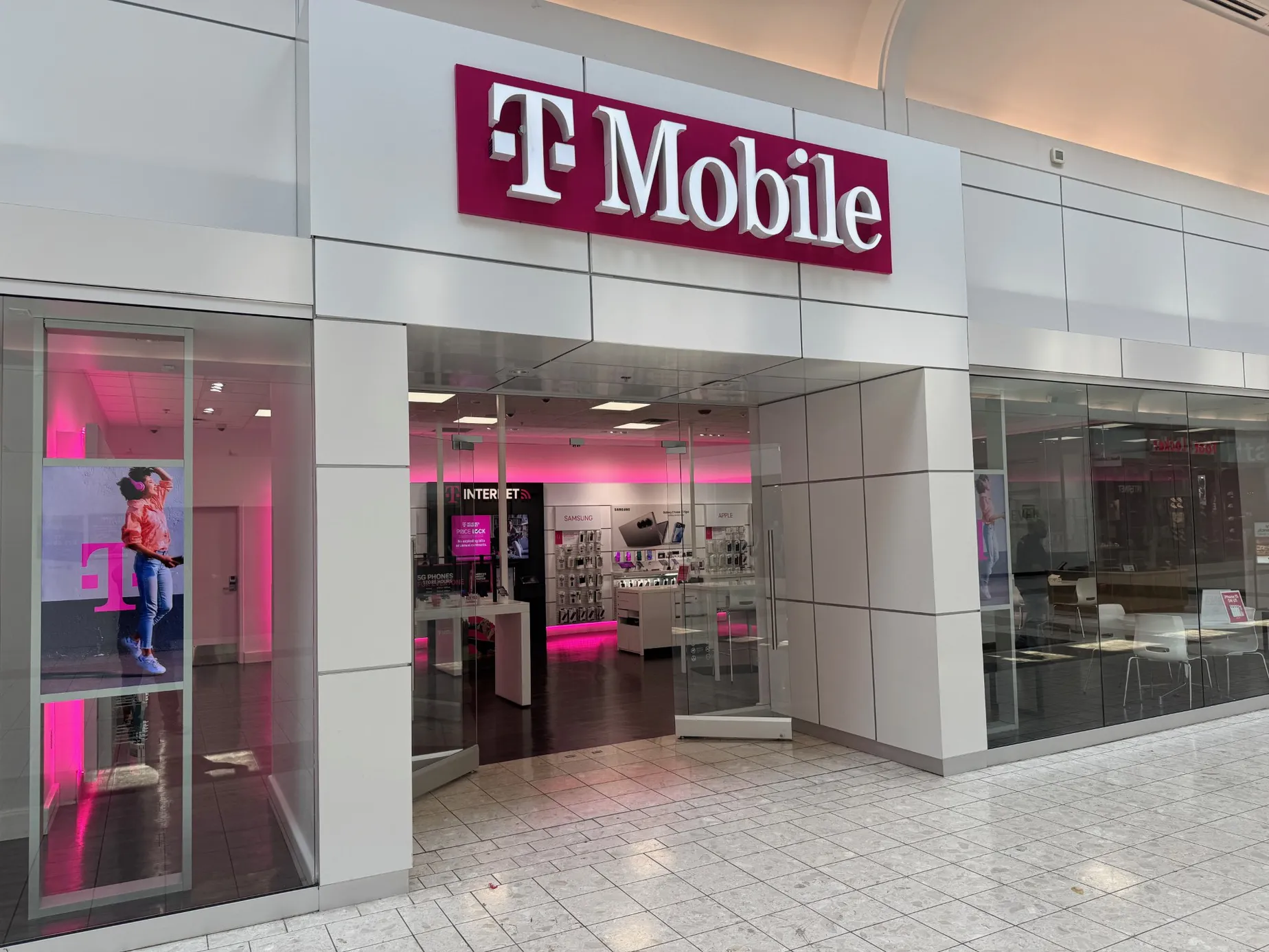 T-Mobile Ward Parkway Center | Kansas City, MO